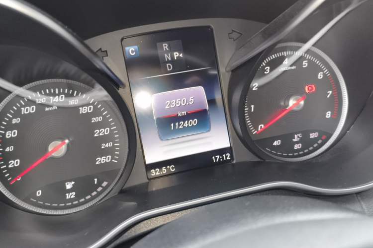Used Mercedes-Benz C-Class 2016 C 200 L Sport Edition Odometer Close Up