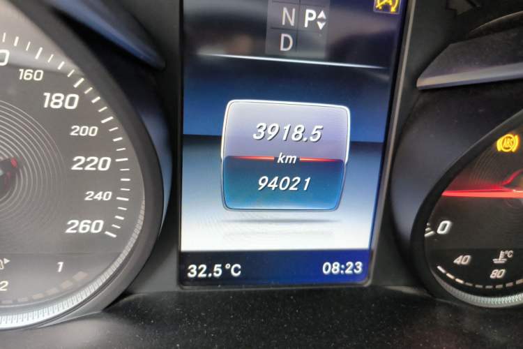 Used Mercedes-Benz C-Class 2016 C 200 L Sport Edition Odometer Close Up