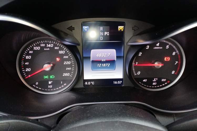 Used Mercedes-Benz C-Class 2016 C 200 L Sport Edition Odometer Close Up