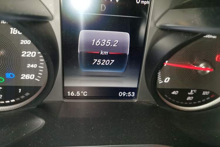 Used Mercedes-Benz C-Class 2016 C 180 L Sport Edition Odometer Close Up