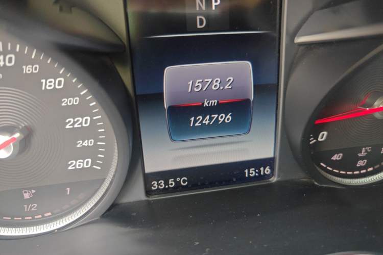 Used Mercedes-Benz C-Class 2016 C 200 L Sport Edition Odometer Close Up