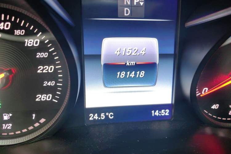 Used Mercedes-Benz C-Class 2016 C 200 L Sport Edition Odometer Close Up