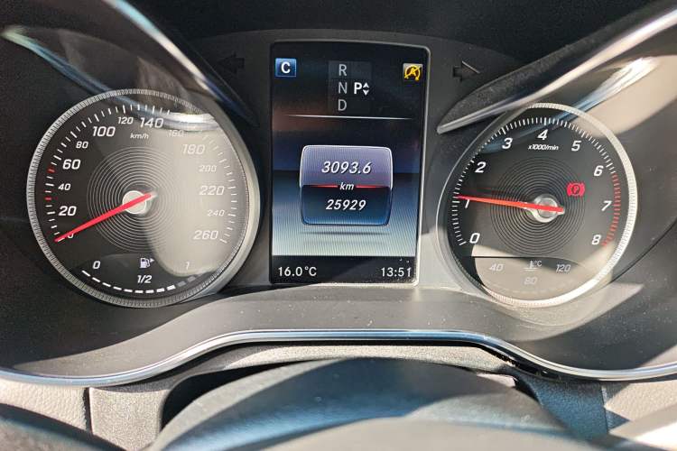 Used Mercedes-Benz C-Class 2016 C 180 L Sport Edition Odometer Close Up