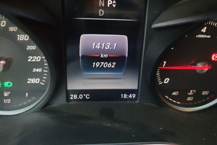 Used Mercedes-Benz C-Class 2016 C 200 L Sport Edition Odometer Close Up