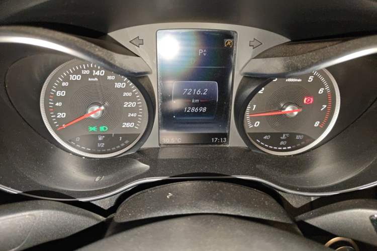 Used Mercedes-Benz C-Class 2016 C 180 L Sport Edition Odometer Close Up
