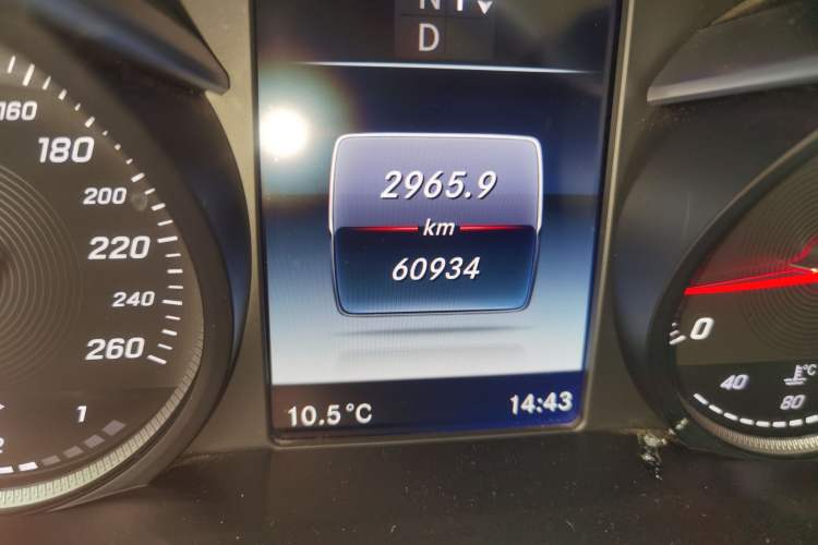 Used Mercedes-Benz C-Class 2016 C 200 L Sport Edition Odometer Close Up