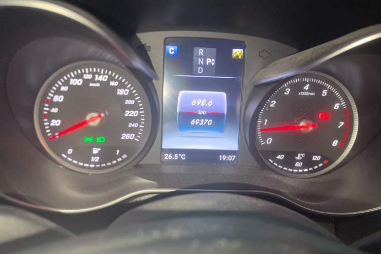 Used Mercedes-Benz C-Class 2016 C 200 L Sport Edition Odometer Close Up