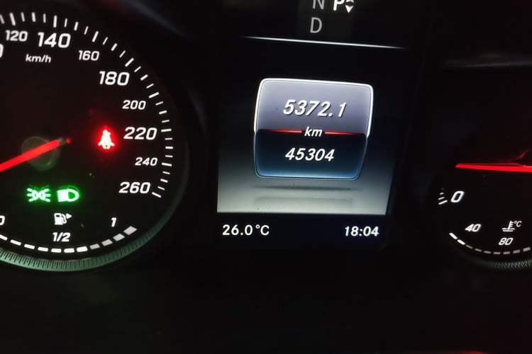 Used Mercedes-Benz C-Class 2016 C 200 L Sport Edition Odometer Close Up