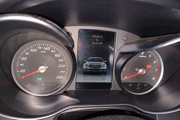Used Mercedes-Benz C-Class 2016 C 180 L Sport Edition Odometer Close Up