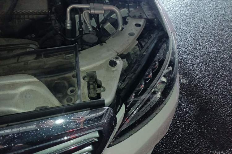 Used Mercedes-Benz C-Class 2016 C 200 L Engine Bay Left