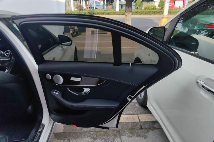 Used Mercedes-Benz C-Class 2016 C 200 L Interior 6