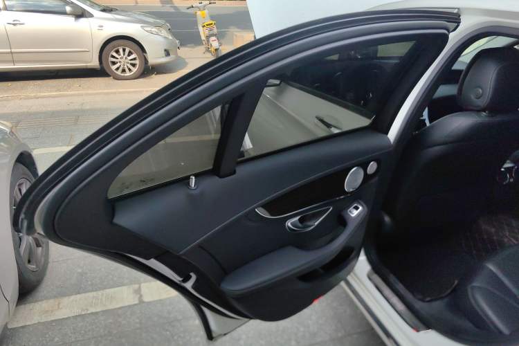 Used Mercedes-Benz C-Class 2016 C 200 L Interior 8