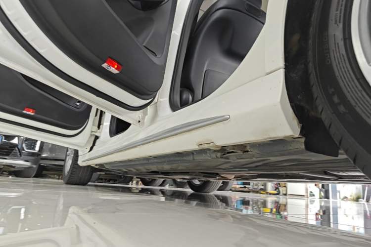 Used Mercedes-Benz C-Class 2016 C 200 L Sport Edition Left Side Sill