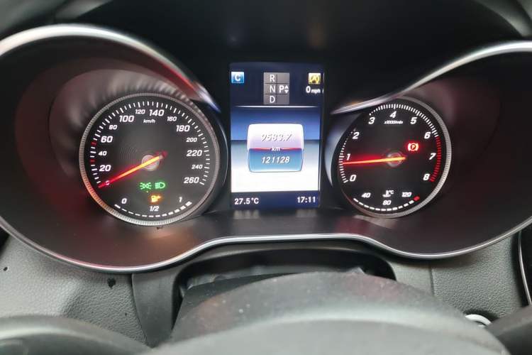 Used Mercedes-Benz C-Class 2016 C 200 L Sport Edition Odometer Close Up