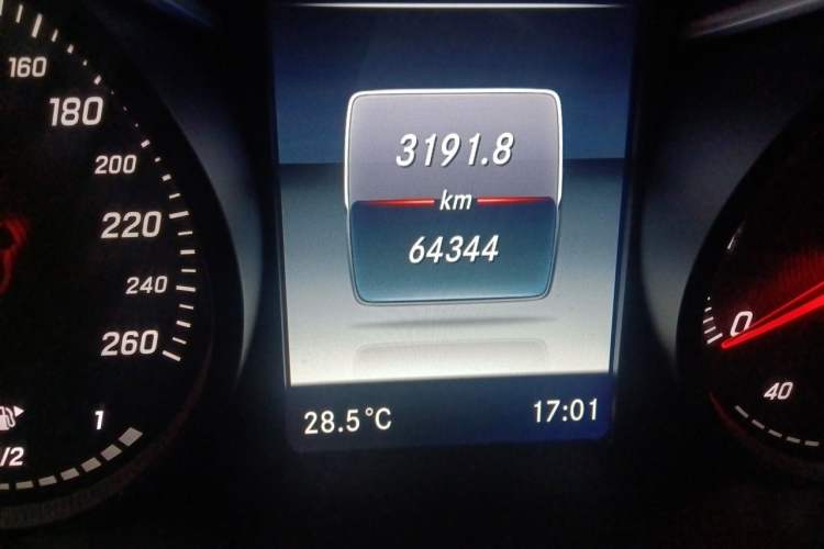 Used Mercedes-Benz C-Class 2016 C 200 L Sport Edition Odometer Close Up