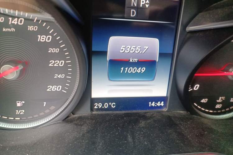 Used Mercedes-Benz C-Class 2016 C 200 L Sport Edition Odometer Close Up