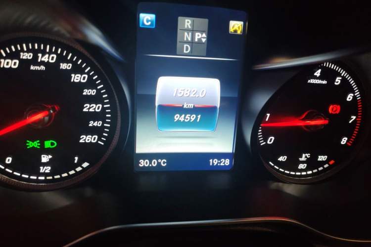 Used Mercedes-Benz C-Class 2016 C 200 L Sport Edition Odometer Close Up