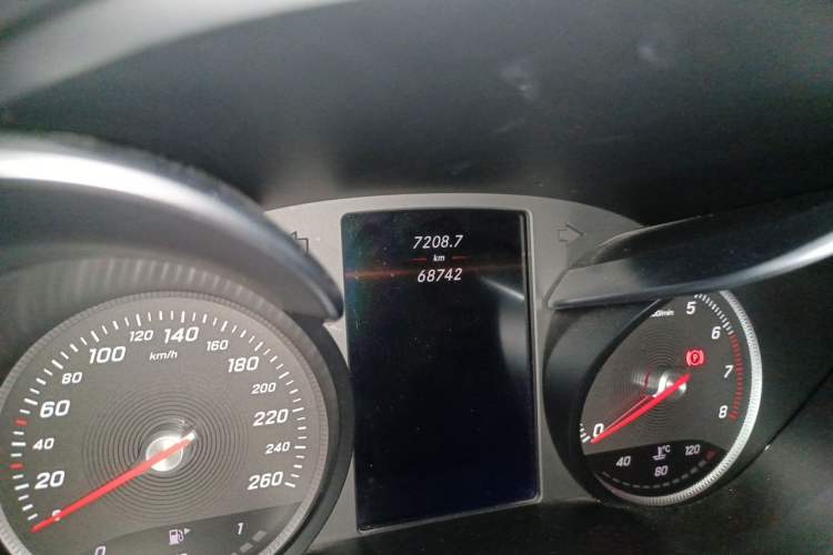 Used Mercedes-Benz C-Class 2016 C 200 L Sport Edition Odometer Close Up