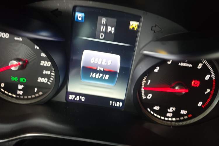 Used Mercedes-Benz C-Class 2016 C 200 L Sport Edition Odometer Close Up
