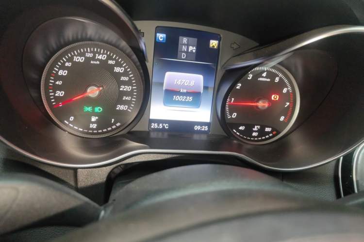 Used Mercedes-Benz C-Class 2016 C 200 L Sport Edition Odometer Close Up