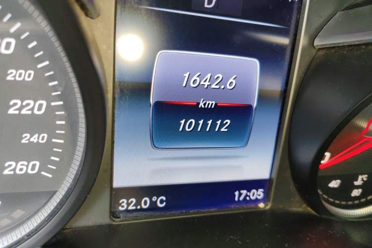 Used Mercedes-Benz C-Class 2016 C 180 L Sport Edition Odometer Close Up