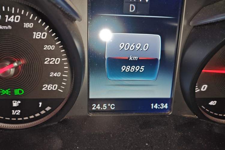 Used Mercedes-Benz C-Class 2016 C 200 L Sport Edition Odometer Close Up