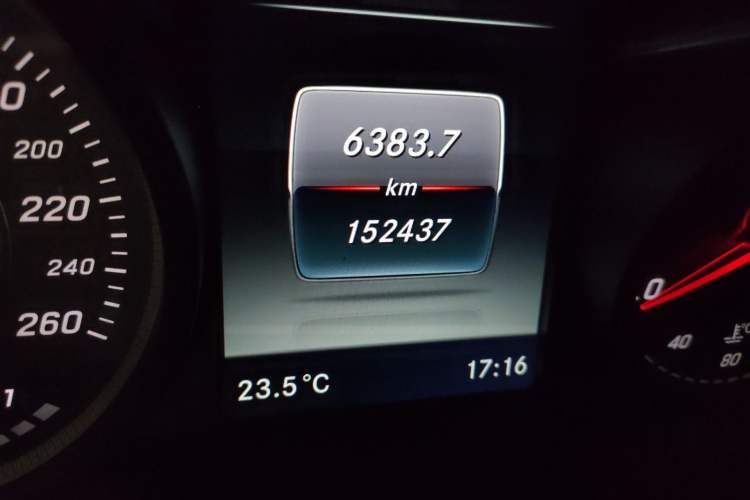 Used Mercedes-Benz C-Class 2017 Facelift C 200 L Sport Edition Odometer Close Up