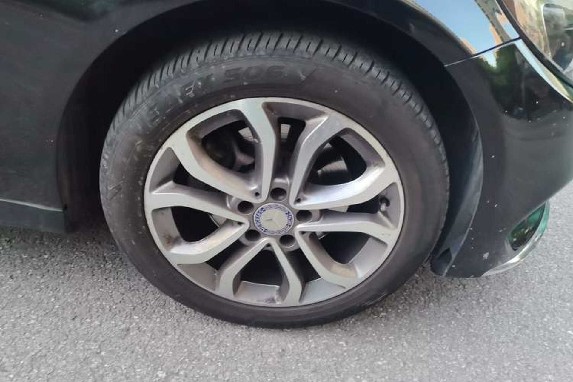 Used Mercedes-Benz C-Class 2017 Revised C 180 L Dynamic Sports Edition Right Front Wheel Hub