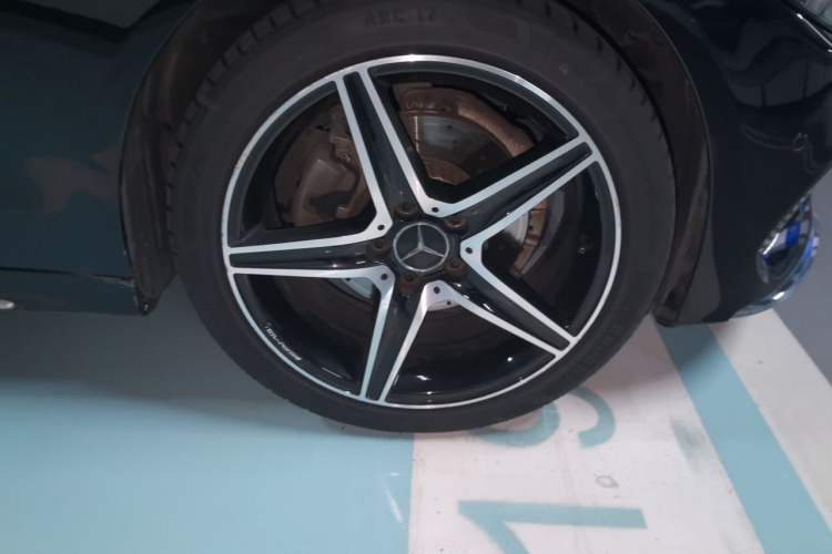 Used Mercedes-Benz C-Class 2017 C 180 L Sport Edition Right Front Wheel Hub