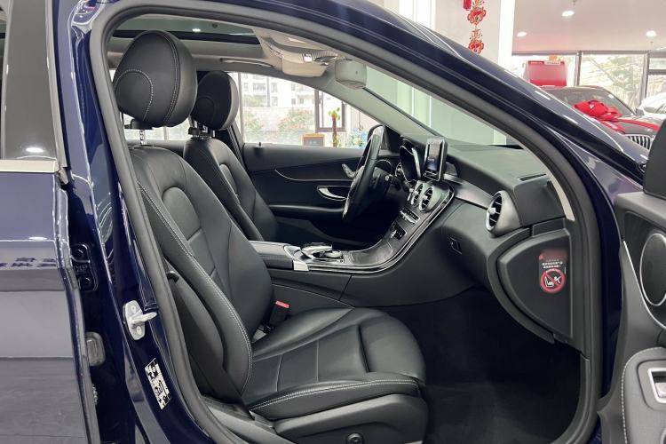 Used Mercedes-Benz C-Class 2017 Facelift C 180 Estate Interior 3
