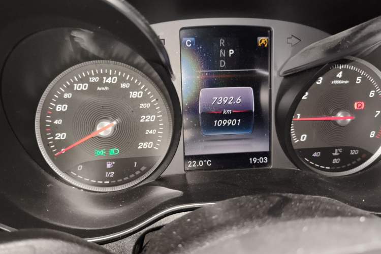 Used Mercedes-Benz C-Class 2017 Facelift C 200 L Sport Edition Odometer Close Up