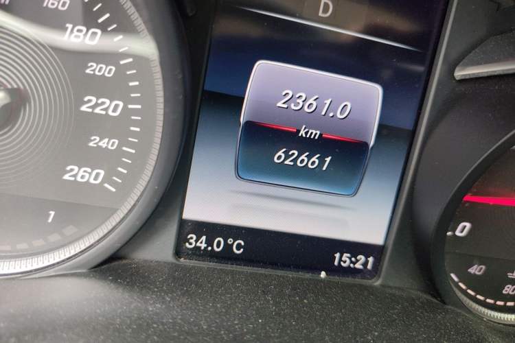 Used Mercedes-Benz C-Class 2017 Facelift C 200 L Sport Edition Odometer Close Up