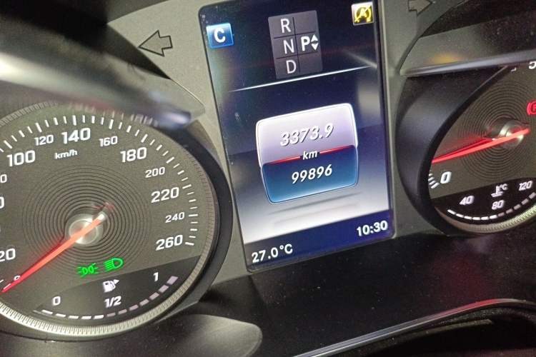 Used Mercedes-Benz C-Class 2017 Facelift C 200 L Sport Edition Odometer Close Up