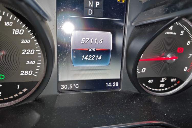 Used Mercedes-Benz C-Class 2017 Facelift C 200 L Sport Edition Odometer Close Up