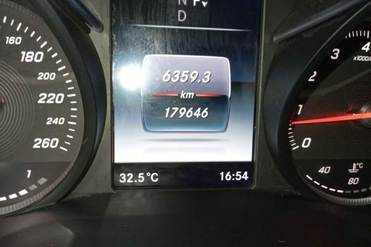 Used Mercedes-Benz C-Class 2017 C 200 L Sport Edition Odometer Close Up