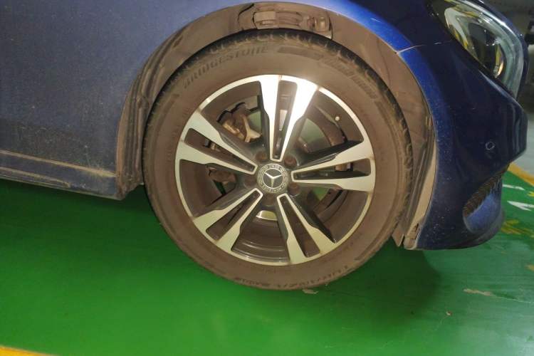 Used Mercedes-Benz C-Class 2017 Restyled C 200 Sport Edition Right Front Wheel Hub