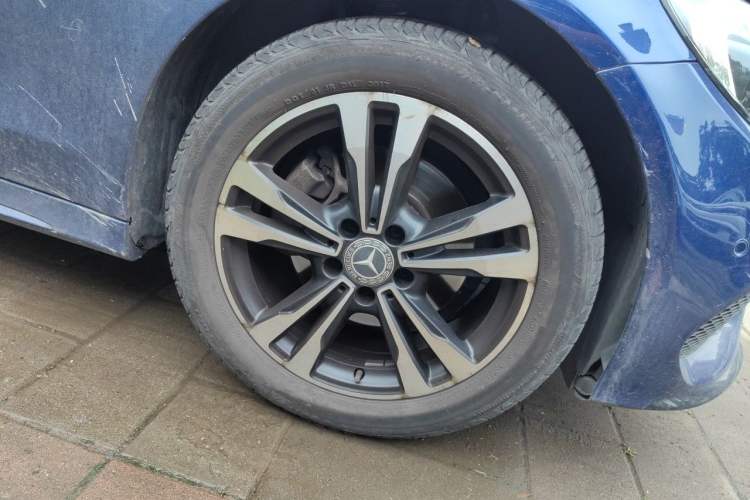 Used Mercedes-Benz C-Class 2017 Restyled C 200 Sport Edition Right Front Wheel Hub