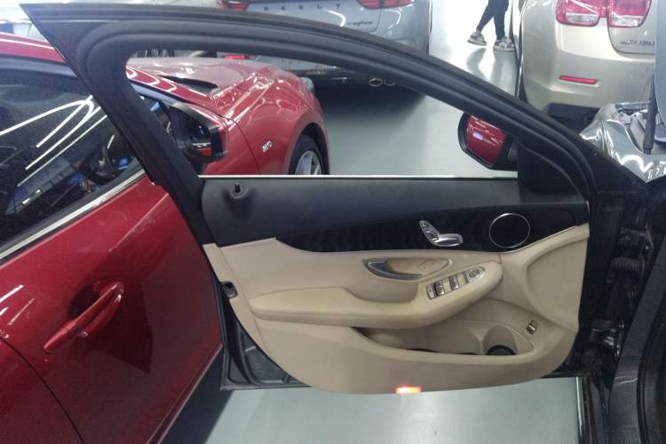 Used Mercedes-Benz C-Class 2017 Facelift C 200 Station Wagon Interior 7