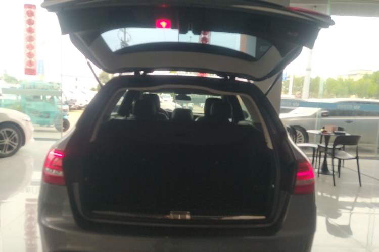 Used Mercedes-Benz C-Class 2017 C 200 station wagon Trunk