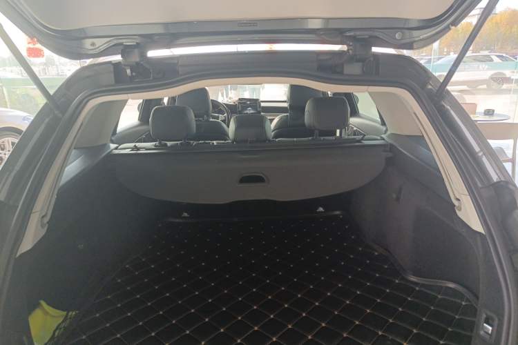 Used Mercedes-Benz C-Class 2017 C 200 station wagon Trunk