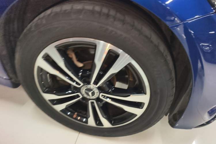 Used Mercedes-Benz C-Class 2017 Restyled C 200 Sport Edition Right Front Wheel Hub
