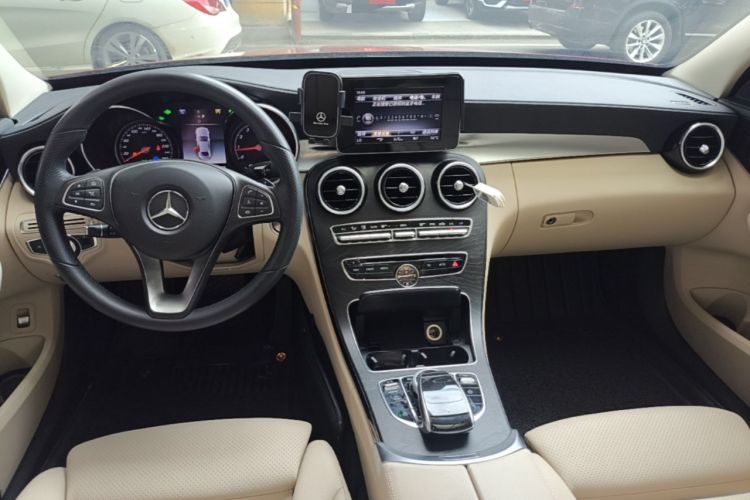 Used Mercedes-Benz C-Class 2017 Facelift C 200 L Sport Edition Center Console