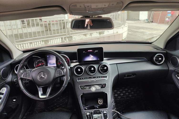 Used Mercedes-Benz C-Class 2017 Facelift C 200 L Sport Edition Center Console