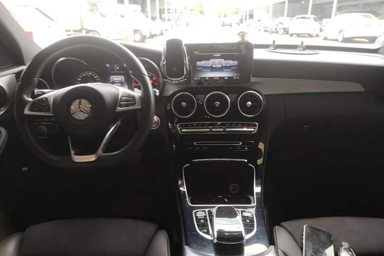 Used Mercedes-Benz C-Class 2017 Restyled C 200 Sport Edition Center Console