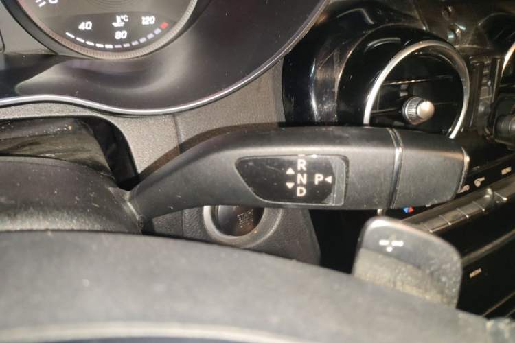 Used Mercedes-Benz C-Class 2017 Restyled C 200 Sport Edition Gear Lever
