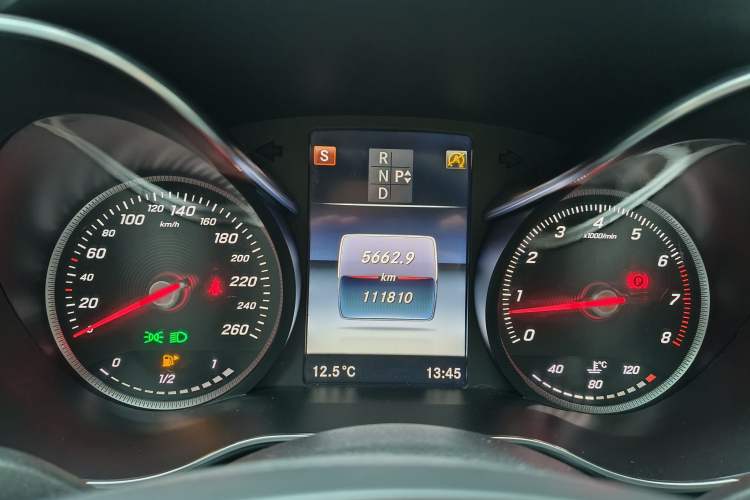 Used Mercedes-Benz C-Class 2017 C 200 L Sport Edition Odometer Close Up