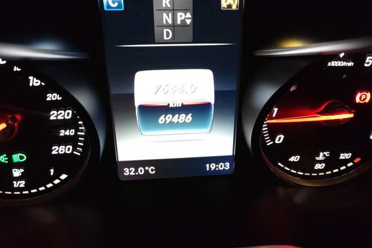 Used Mercedes-Benz C-Class 2017 Facelift C 200 L Sport Edition Odometer Close Up