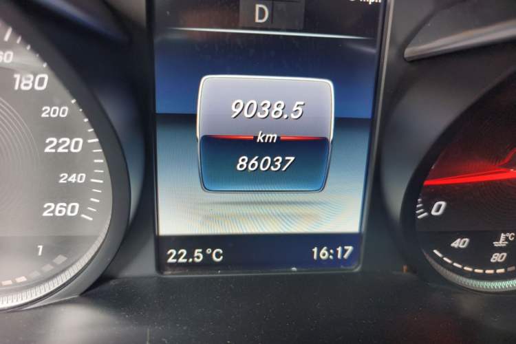 Used Mercedes-Benz C-Class 2017 Facelift C 200 L Sport Edition Odometer Close Up