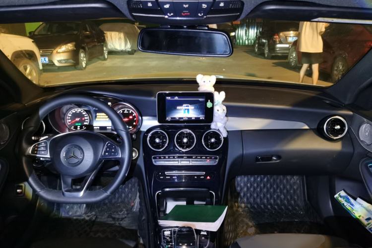 Used Mercedes-Benz C-Class 2017 Facelift C 200 Sport Edition 4MATIC Center Console