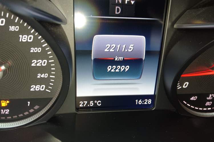 Used Mercedes-Benz C-Class 2017 Facelift C 200 L Sport Edition Odometer Close Up